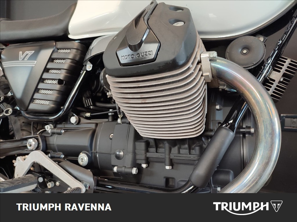 MOTO GUZZI V7 750 Stone
